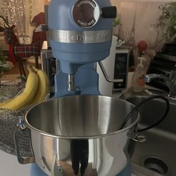 LIKE New Kitchen Aid Mixer