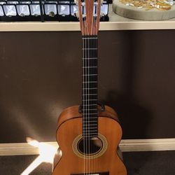 RARE GIBSON C-2 70’S MADE IN USA CLASSICAL GUITAR (NO CASE)