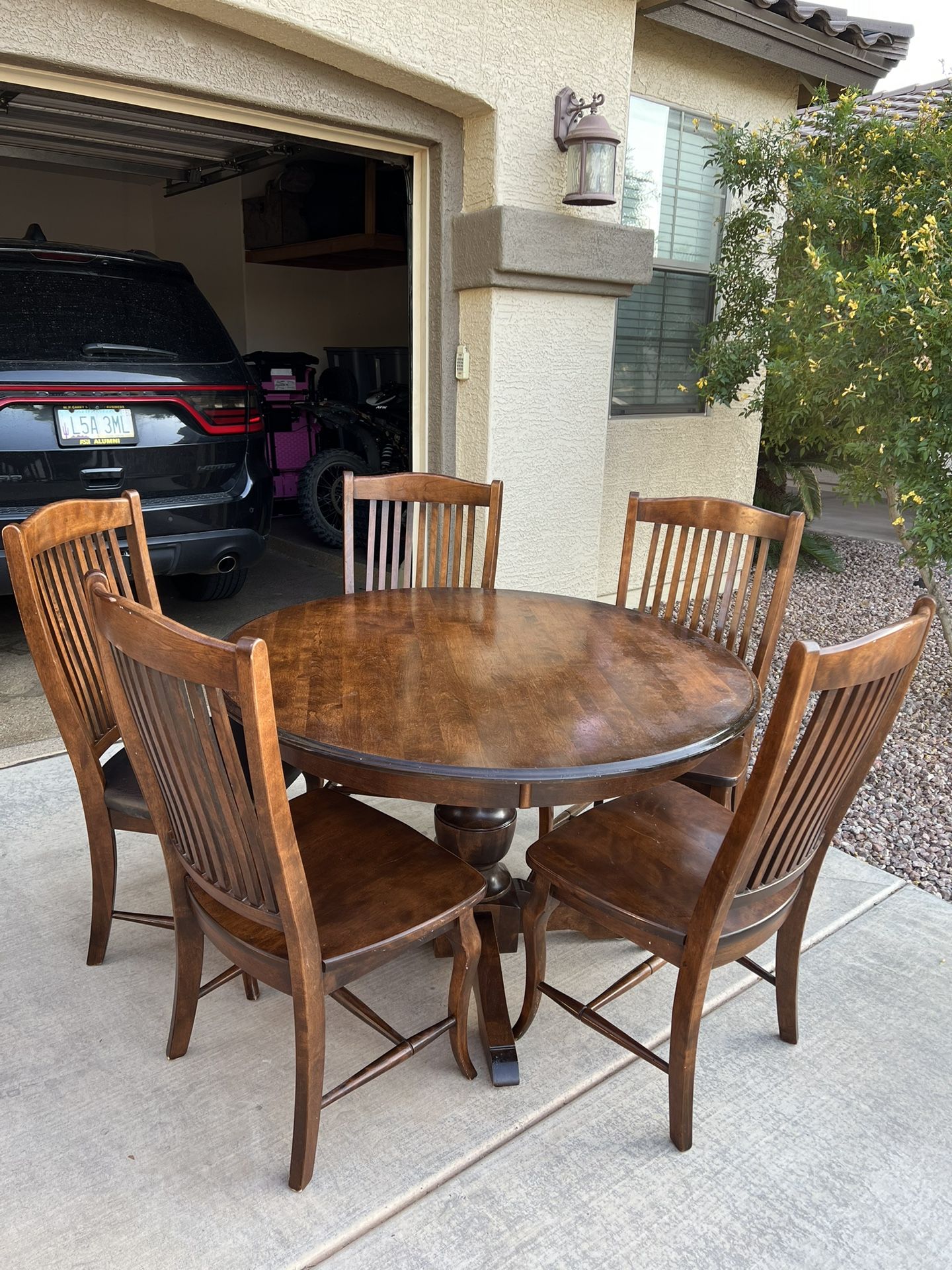 Round Dining Table & 5 Chairs