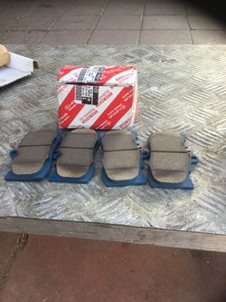 2006 TO 2011 LEXUS GS 300 & 350 & 430 FRONT BRAKES PAD OE FROM LEXUS DEALERS BRAND NEW NEVER USED $ 60 OR BEST OFFER