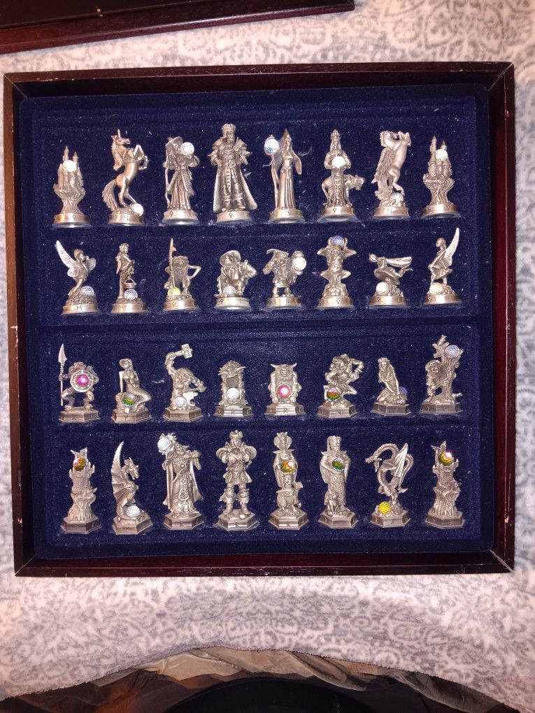 The Fantasy of The Crystal Chess Set 