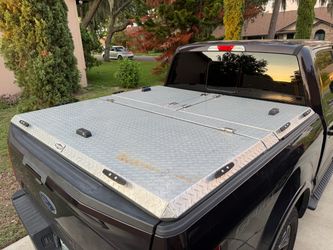 Diamondback bed cover with the toolbox insert