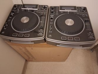 A PAIR OF NUMARK NDX MEDIA PLAYER'S