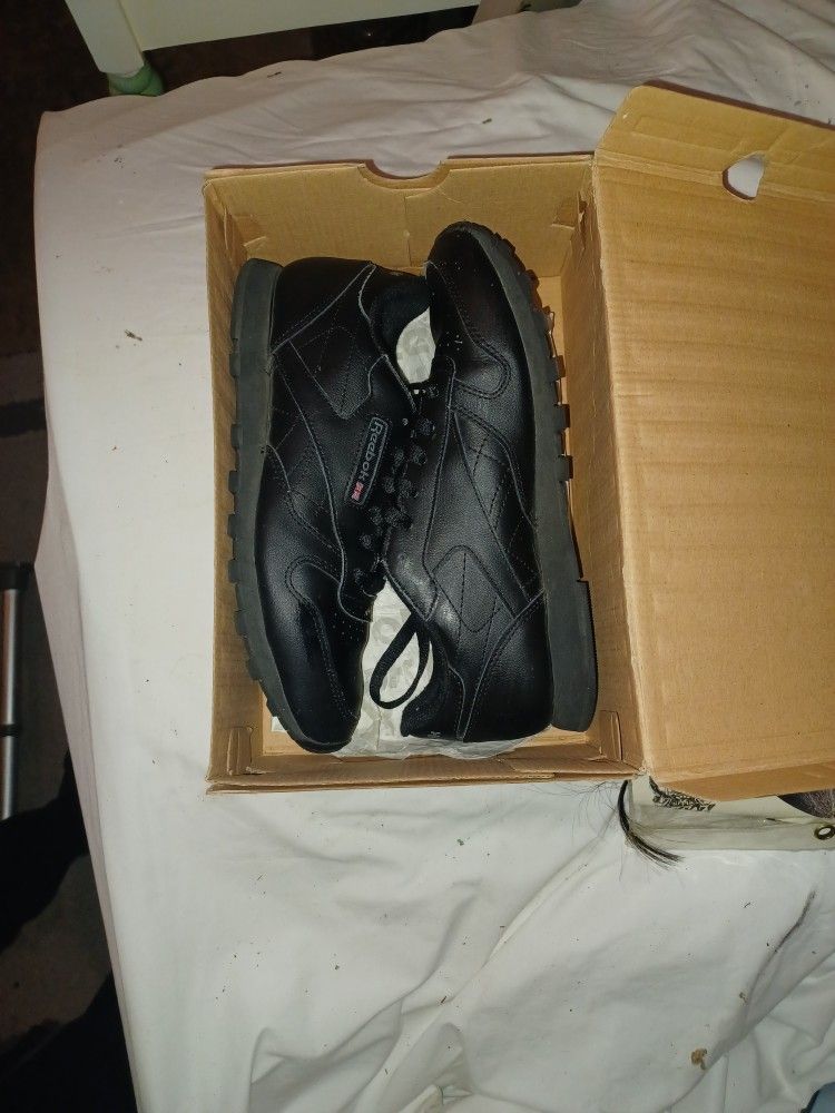 Black Classic Leather Reeboks Size 7 Women