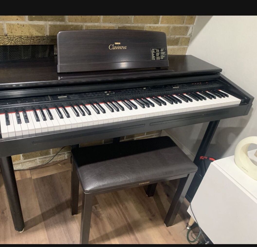Clavinova Yamaha Cup-65