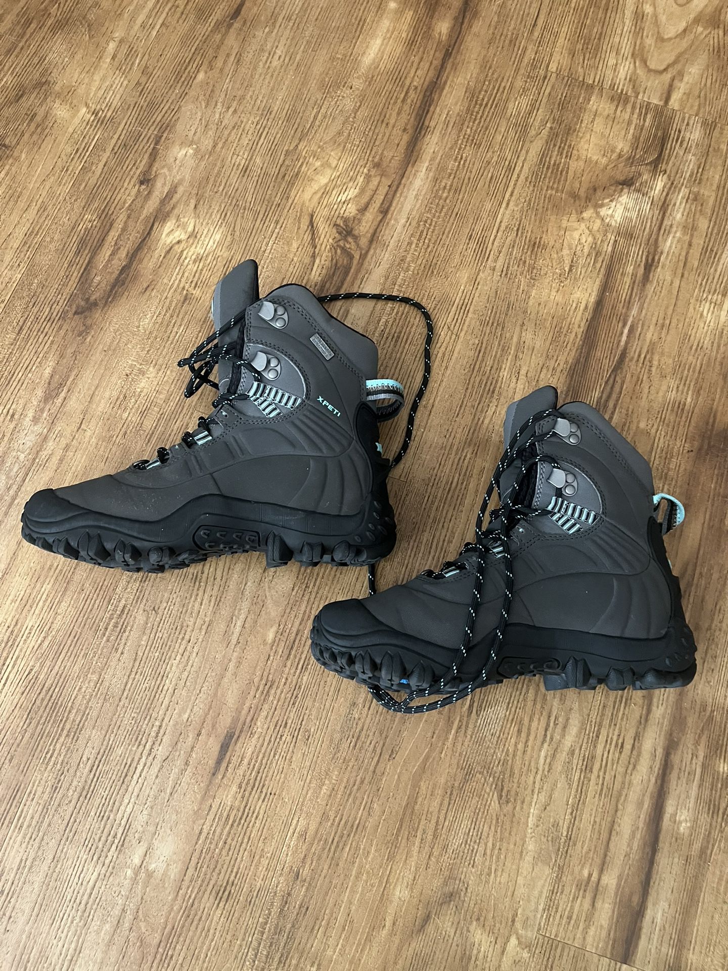 BRAND NEW Hiking Boots Women Size 7