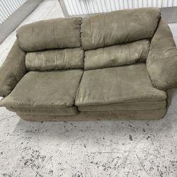 Comfy Green Sofa Couch 🔥🔥🔥🔥