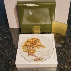 AVON 1989 5th ANNIVERSARY  Plate 8.5".Great Oak. with  original  box and protective foam with celebratory card.Porcelain trimmed  in 22k gold.