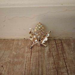 Vintage Gold Tone Designer Rhinestone Floral Clustered Brooch Pin Featuring Brilliant Cut Rhinestones

