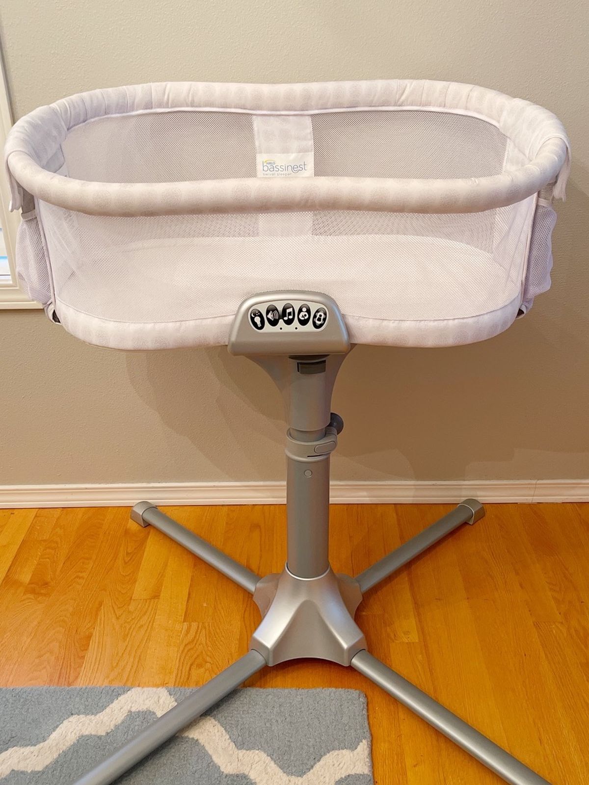 Halo Bassinet Swivel Sleeper for Sale in Bonney Lake, WA - OfferUp