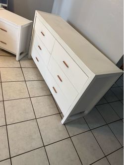 Dresser and nightstand/Free delivery