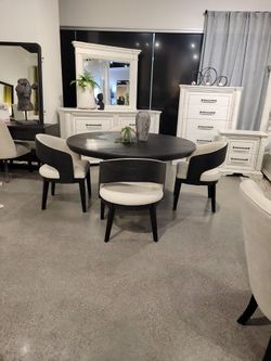 Modern Stylish 5 pc Round Dining set!!