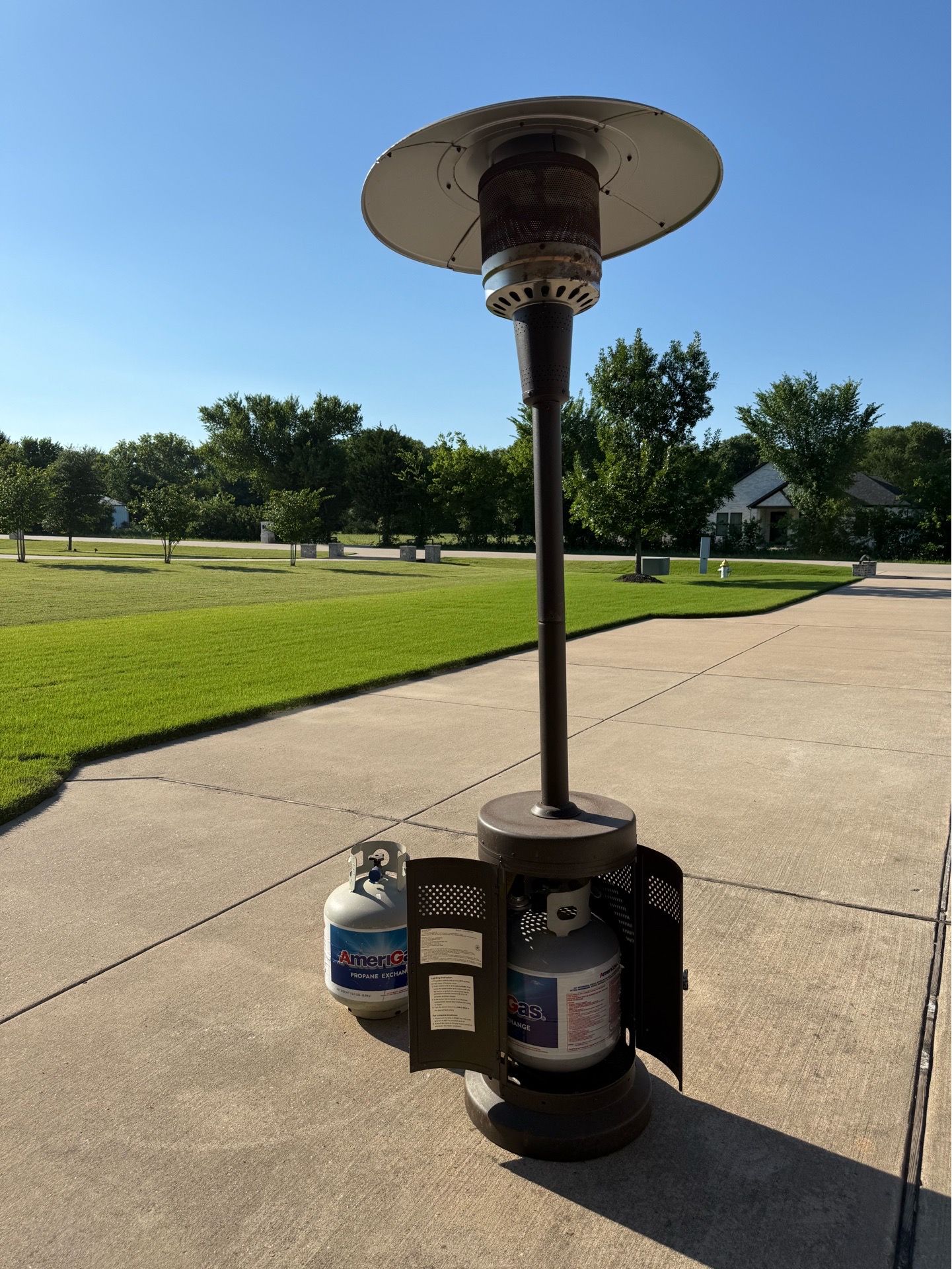 Propane Patio Heater + 2 Propane Tanks