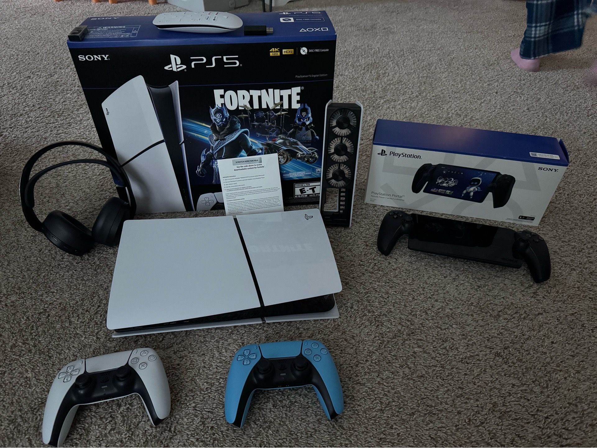 Ps 5 slim digital and Ps portal w/ accessories