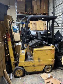 Caterpillar MC 30 electric forklift 4731 hours with charger