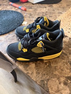 Brand new never worn Jordan 4 Thunder size 7 Youth