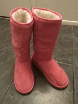 Super cute pink boots!