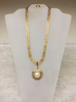 18” Gold Tone Necklace with Pearl Center