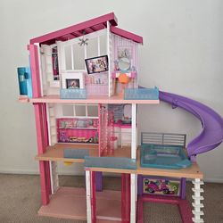 Barbie dreamhouse *sold AS IS *Pick up