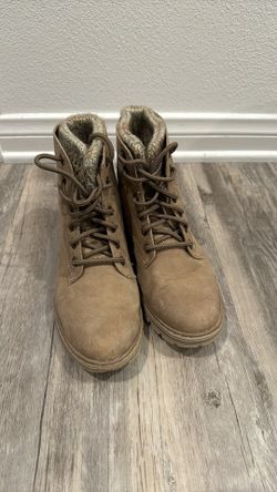 Woman’s Tan Boots