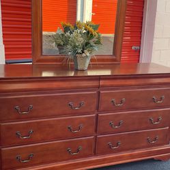 Quality Solid Wood Long Dresser, Big Drawers, Big Mirror. Drawers Working Well Great Confition
