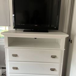 Vizio TV With Remote 32”