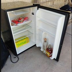 Mini Fridge General Electric For Parts Only 