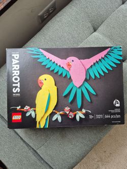 Brand new Lego Macaw Parrots 31211
