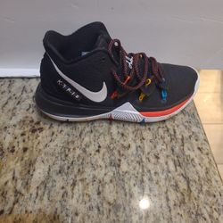 SUPER RARE "Friends Edition" KYRIE IRVINGS 8.5