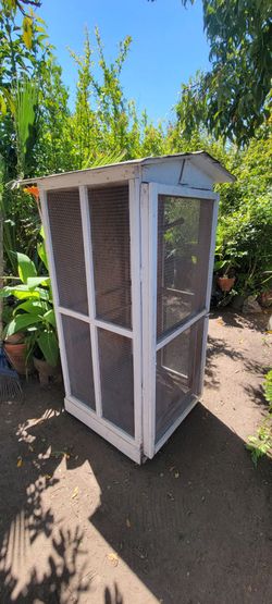 Professional made bird house  or reptile hm perfect for the patio or indoors