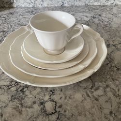 Wedgwood Queen Anne 8 Piece Fine China With Platter And Serving Bowl