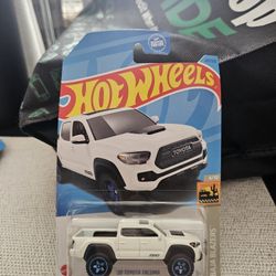 Hot Wheels Baja Blazers '20 Toyota Tacoma Toy