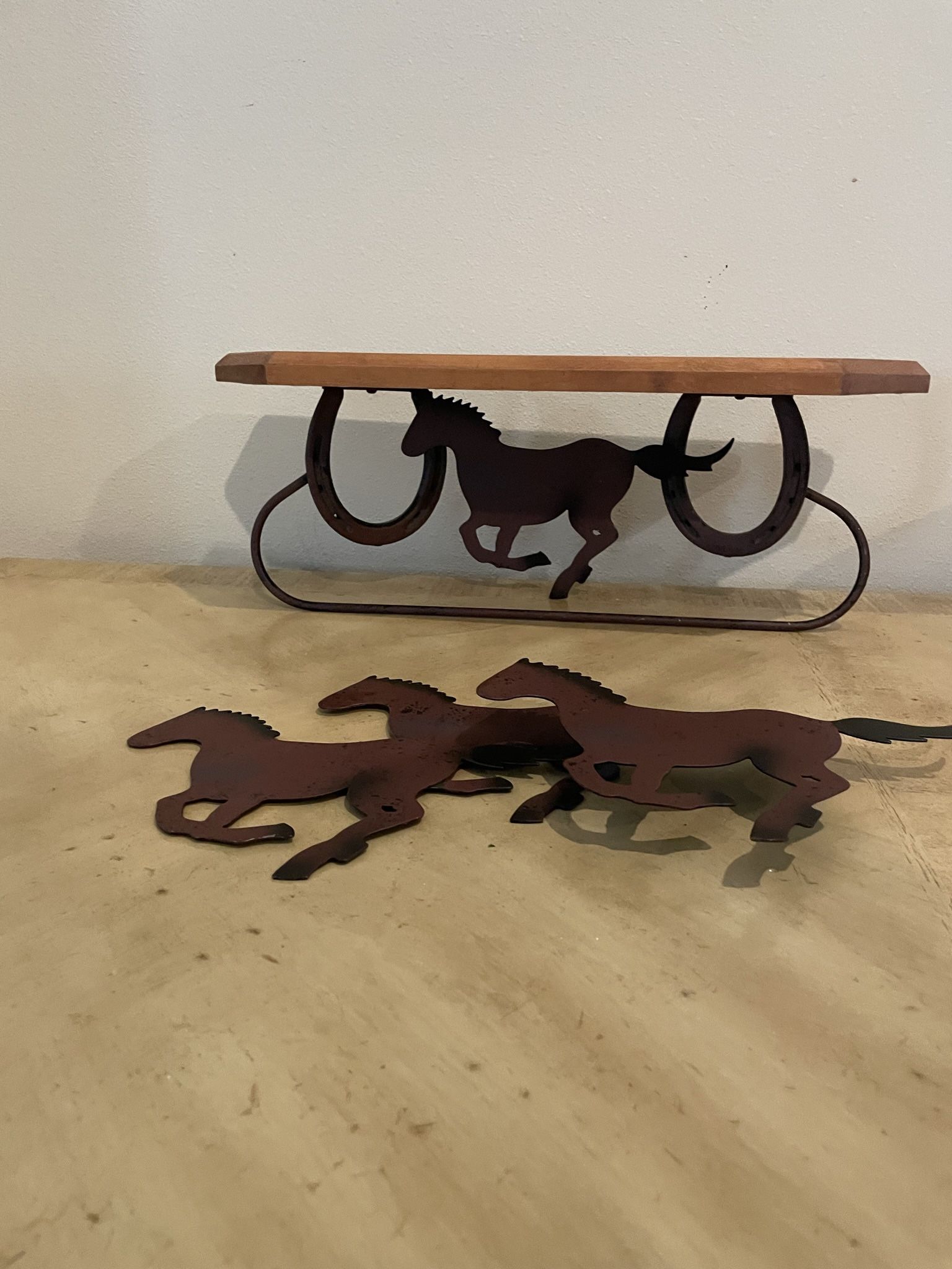 WOOD WALL MOUNTING HORSE SHELF & HORSES PLAQUE