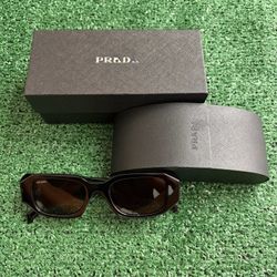 BLACK SUNGLASSES