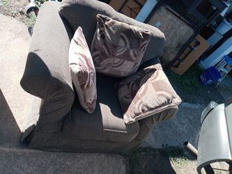 Nice strudy biege couch with pillows