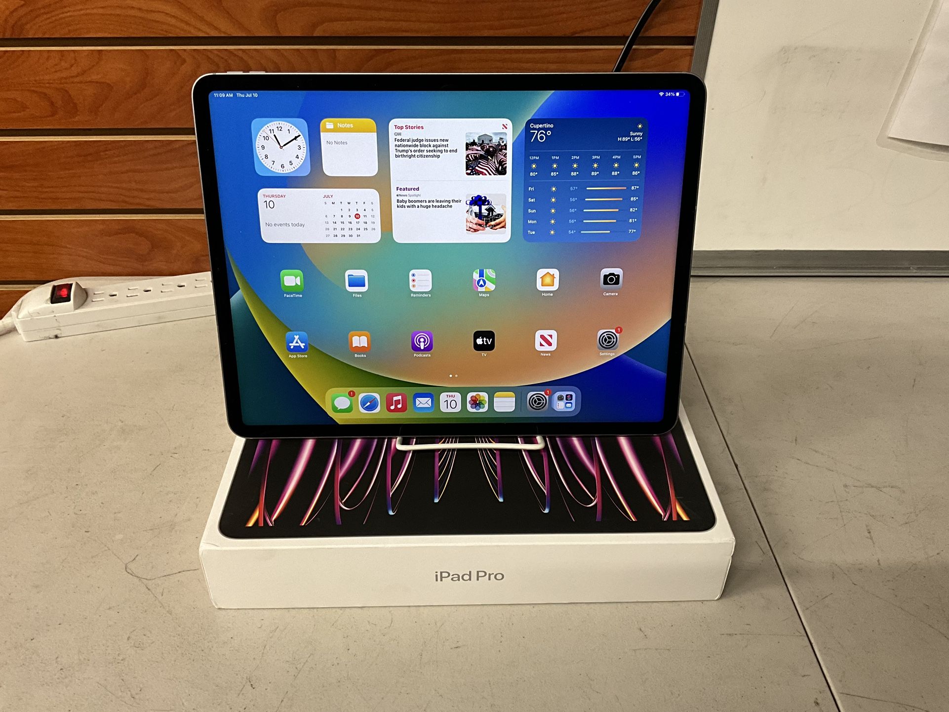 Apple IPad Pro 6th Gen 12.9” 256GB Tablet W/ Original Box & Charger