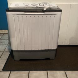 Washer Dryer Small Apartment Laundry Machine. 
