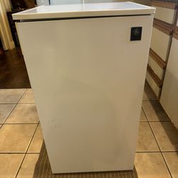 GE Mini Refrigerator 