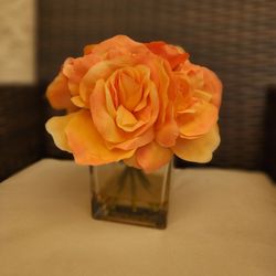 🌸 Decorative Faux Roses in Glass Vase 🌸