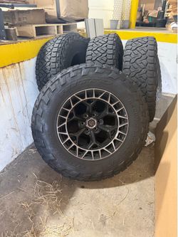 Recon grappler 37/12.5 R20 + fuel wheels and oem ford air sensors