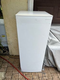 Refrigerator Insignia