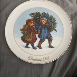 vintage 1981 Avon Christmas collector plate