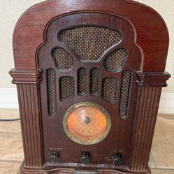 Vintage Thomas Collector’s Edition Radio $25