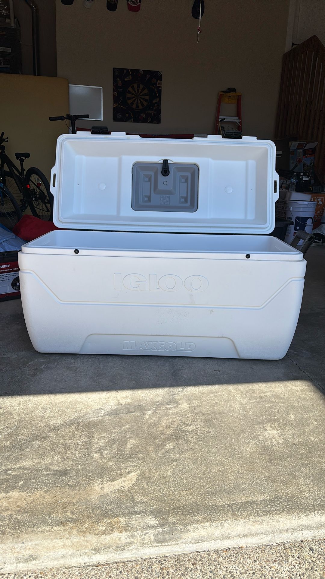 Extra Large Igloo Cooler-holds Up To 100 Beverages