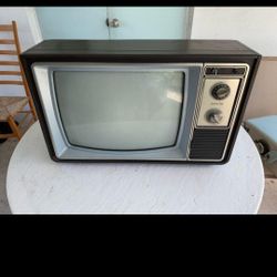 Vintage 1980 Zenith Color CRT  Television 19" Turn Knob Model No. M1908C