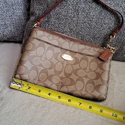 EXCELLENT " GENTLY USED COACH LARGE WRISTLET/ POUCHETT 30$