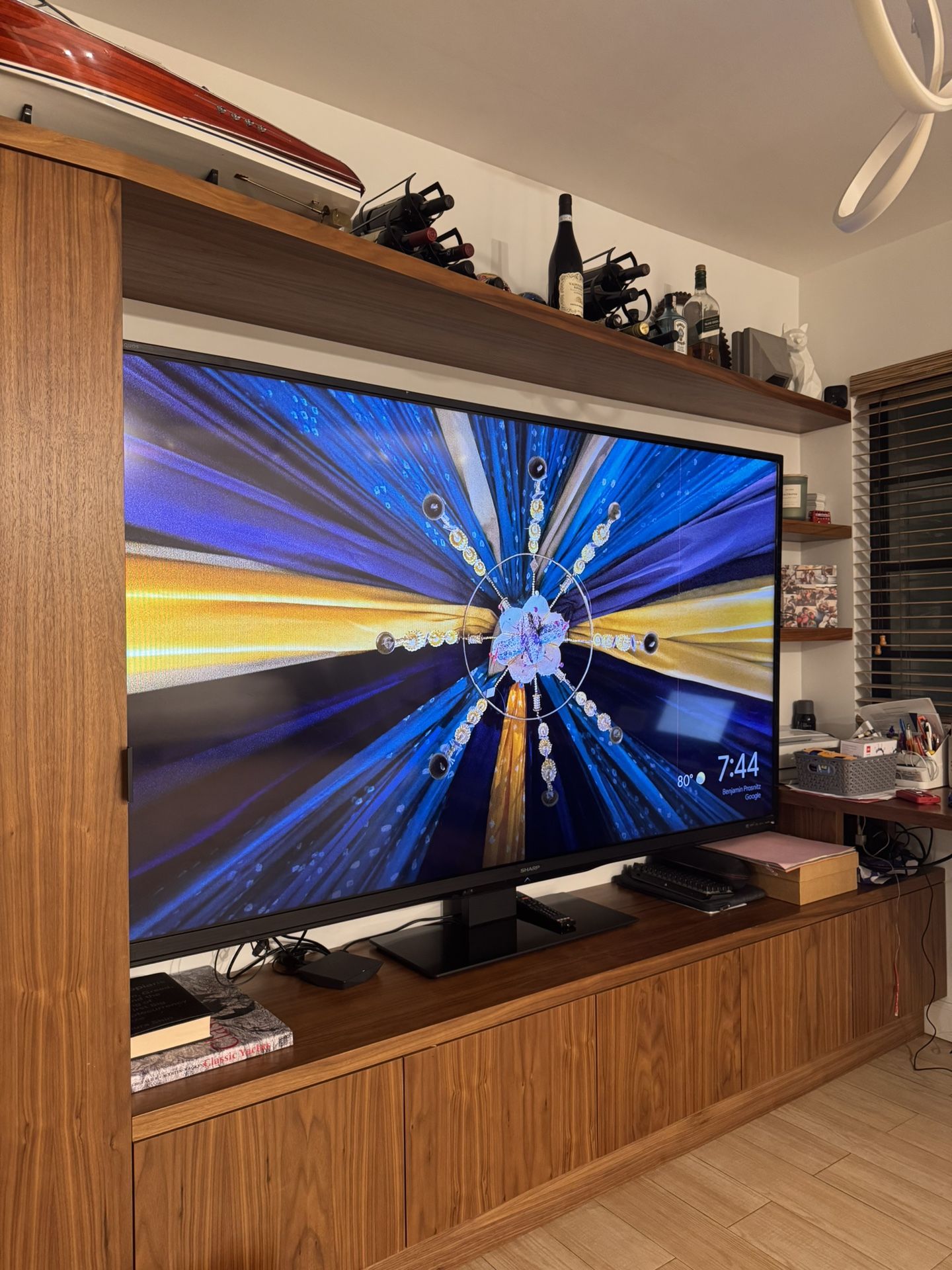 Tv 82 Inch Sharp Led Hd With Minor Defect