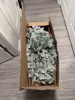 6ft Snow Flocked Pre-Lit Christmas Tree