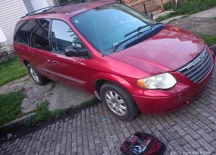 2007 Chrysler Minivan Runs Great
