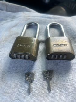 Set of 2 - MasterLock 175 Combo Locks + 2 Reaet Keys